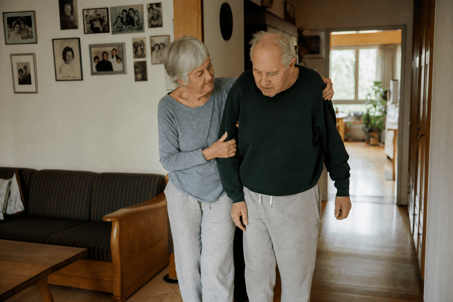 Ehepartnerin pflegt ihren Mann fürsorglich zu Hause